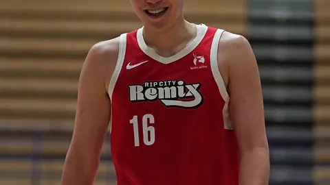 库里37岁仍保持巅峰，单场轰下52分10板8助5断，跻身得分50+历史第二梯队，与乔丹科比比肩